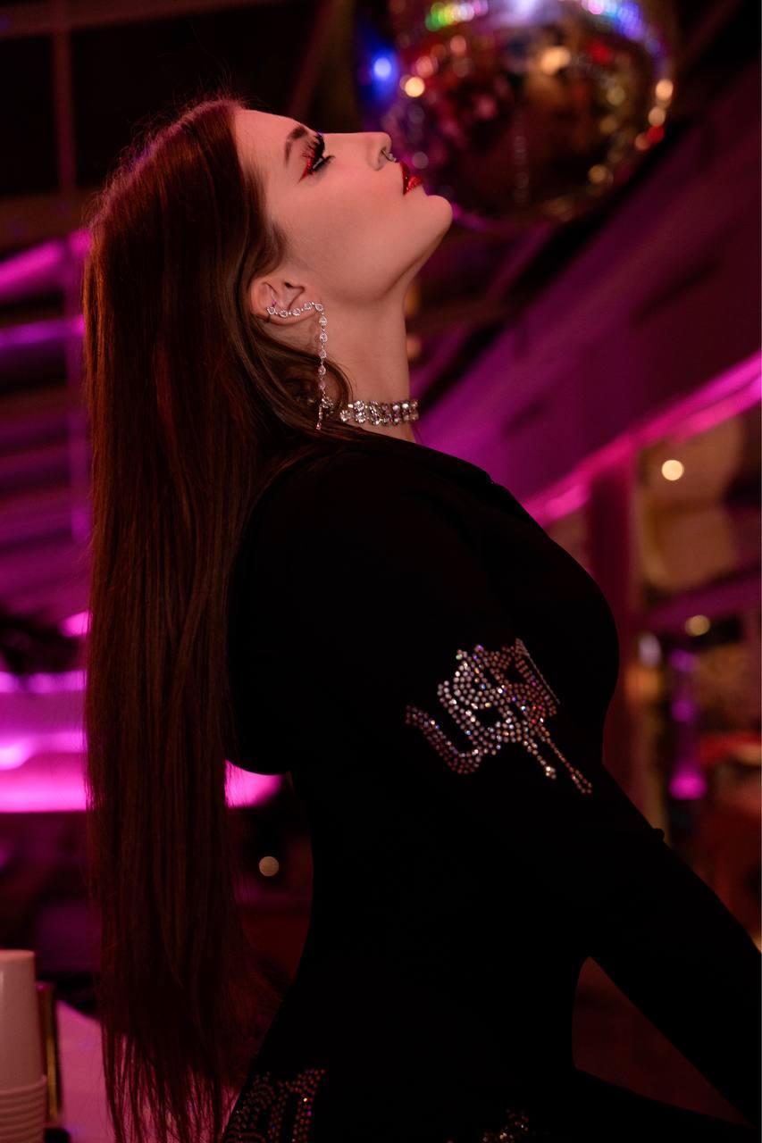 Эвелин демонстрирует свои шикарные серьги ну и уши заодно. Эвелин демонстрирует свои шикарные серьги ну и уши заодно.