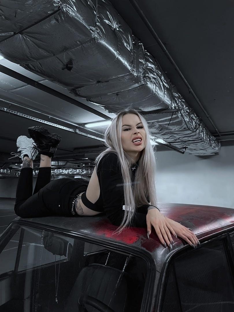 Она абсолютно свободно чувствует себя перед камерой, но ни в один тикток-проект не входит.