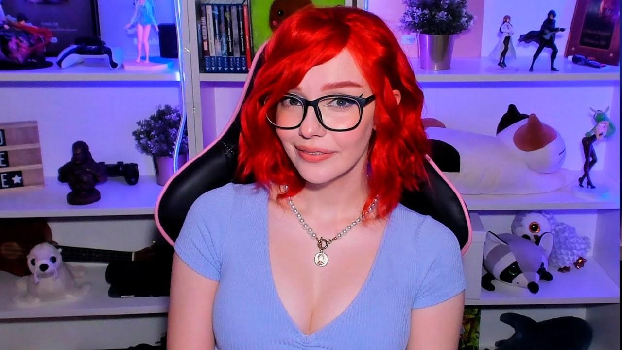 Юмилия или Юля (настоящее имя), очень миловидная девушка, и не удивительно, что так много мужчин хотят увидеть ее голой.