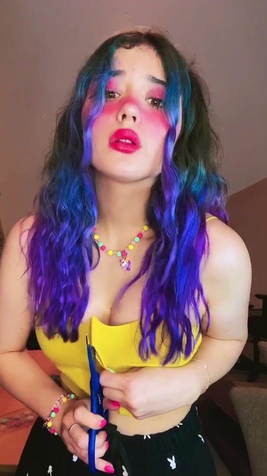 Селфи на котором Иса разрезает на себе одежду.