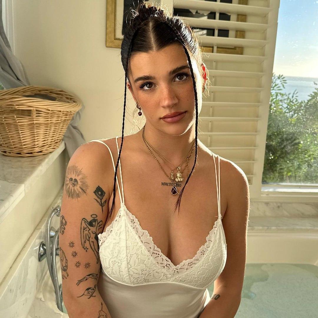 Красивая модель onlyfans Arikytsya в ночном пеньюаре.