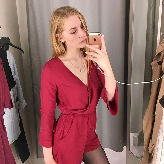 Ещё одно селфи Popazik из примерочной в красном костюме и чёрных чулках.