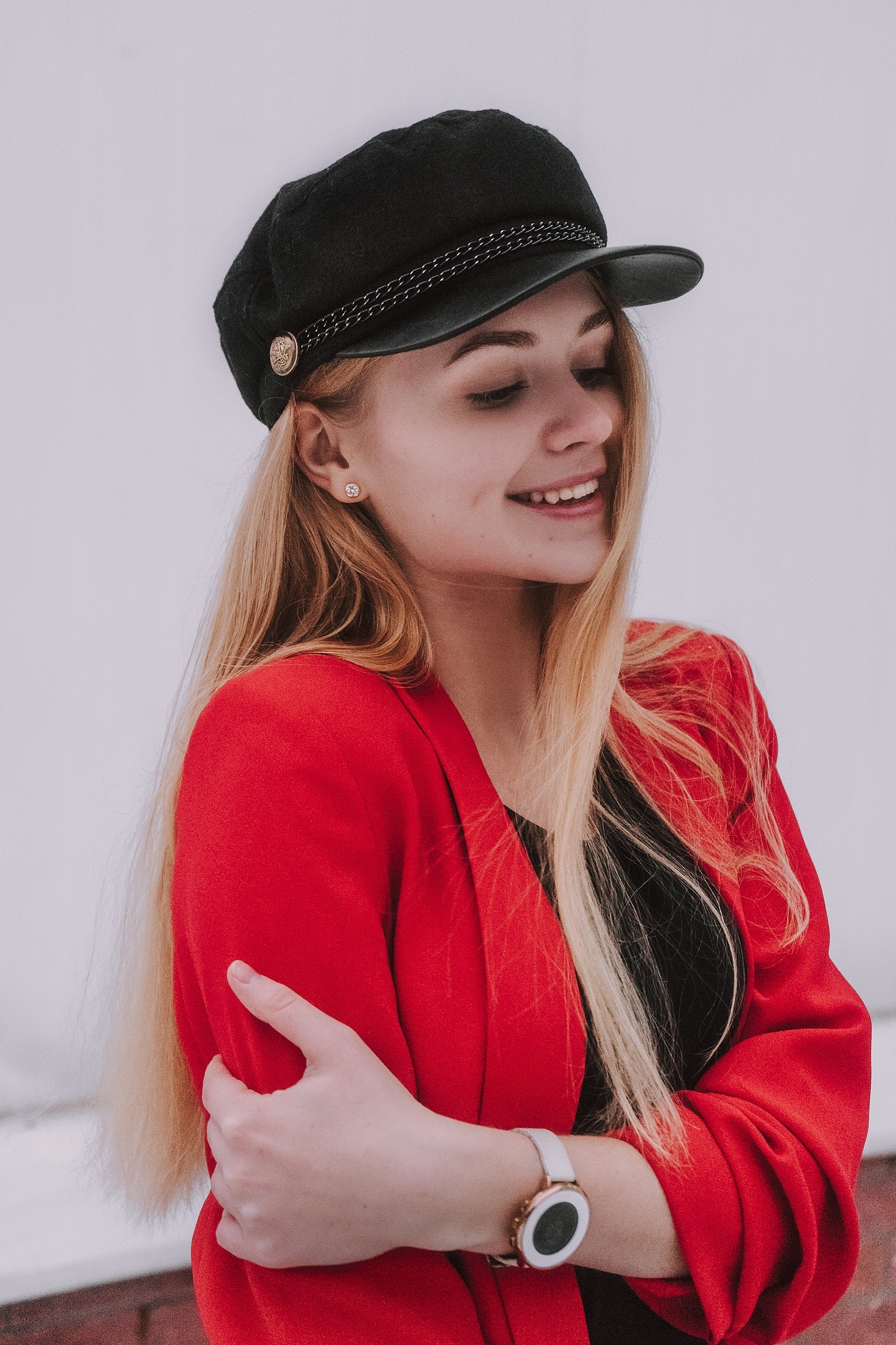 Улыбчивая Екатерина Чаннова в кепке. Улыбчивая Екатерина Чаннова в кепке.