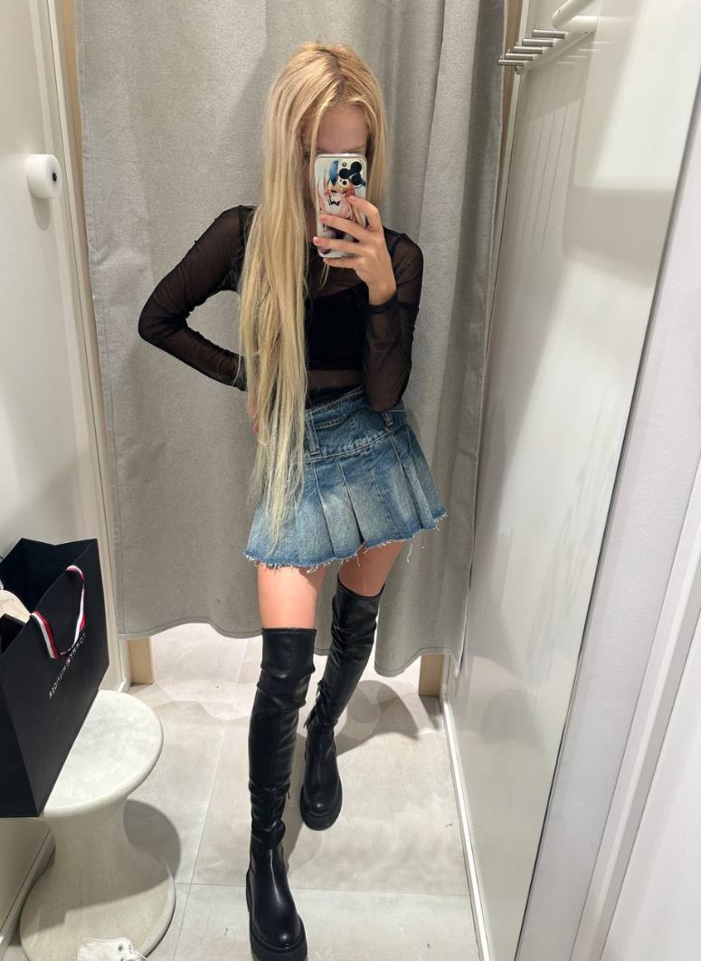 Селфи в кабинке для переодевания. Селфи в кабинке для переодевания.