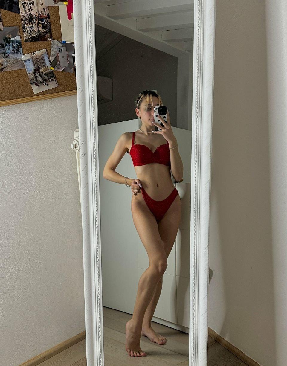 Селфи на котором Лола "bilberry varenik" в красном нижнем белье позирует у зеркала.
