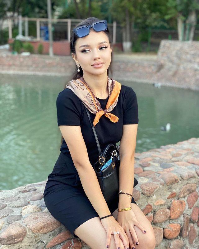 А тут девушка сидит у пруда в коротком мини платье с голыми ногами. А тут девушка сидит у пруда в коротком мини платье с голыми ногами.