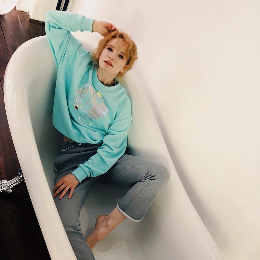 Креативные снимки Монеточки в одежде и ванной. Креативные снимки Монеточки в одежде и ванной.