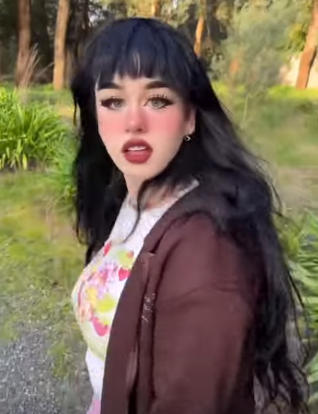 Она является представительницей молодого поколения, которое активно использует интернет для своего творчества и самовыражения. Она является представительницей молодого поколения, которое активно использует интернет для своего творчества и самовыражения.