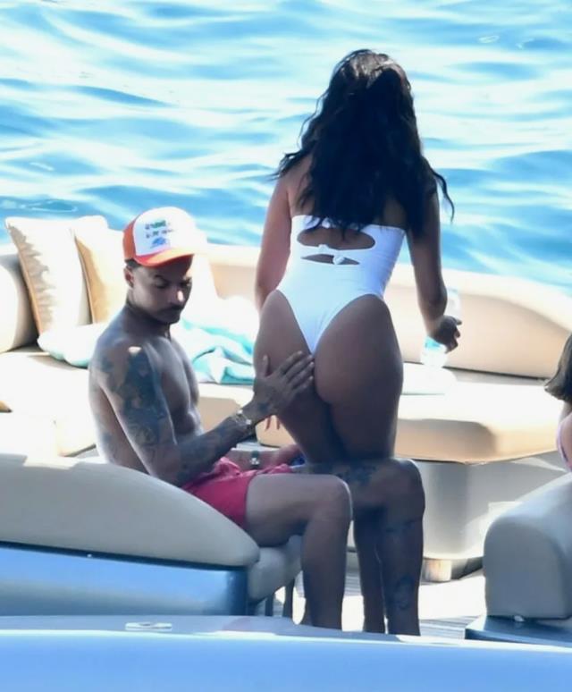 Смешная фотография на которой Дели Алли, шлёпает Синди Кимберли по попе. Смешная фотография на которой Дели Алли, шлёпает Синди Кимберли по попе.