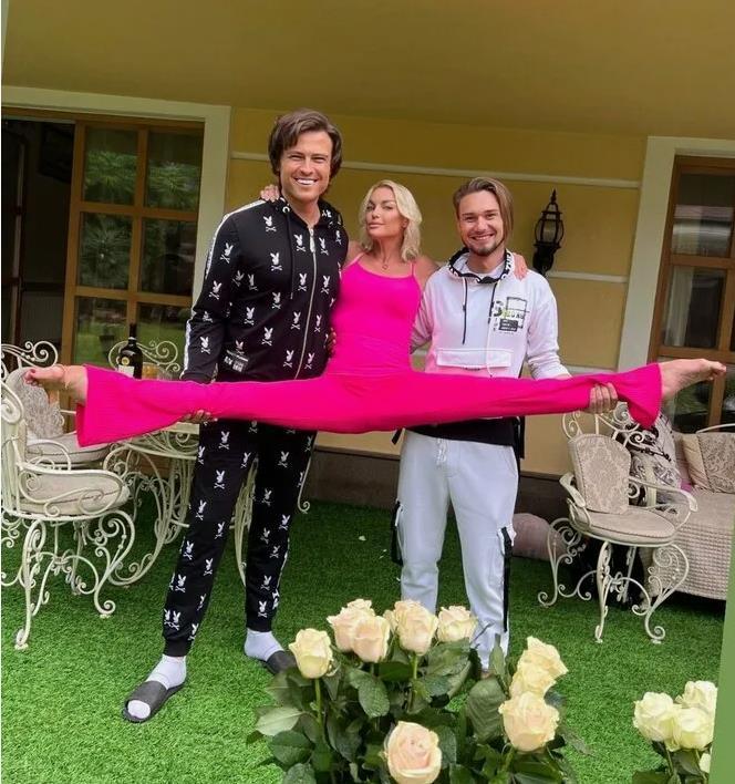 "Королева шпагатов" сделала его прямо на руках у Прохора Шаляпина и его друга.