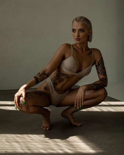 Голая девушка в эротической фотосессии, в нижнем белье и в купальнике, с голой грудью и попой, засветы. Голая девушка в эротической фотосессии, в нижнем белье и в купальнике, с голой грудью и попой, засветы.