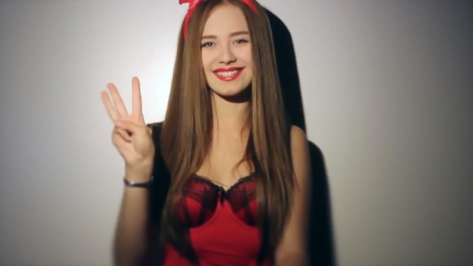 Откровенное фото Арины в красном нижнем белье с её проекта про сливы. Откровенное фото Арины в красном нижнем белье с её проекта про сливы.