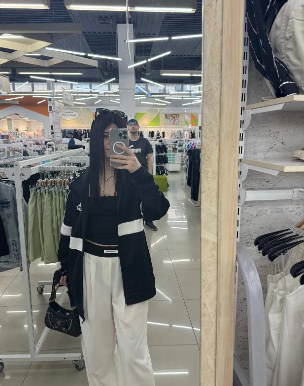 А тут она делает селфи в магазине у зеркала. А тут она делает селфи в магазине у зеркала.