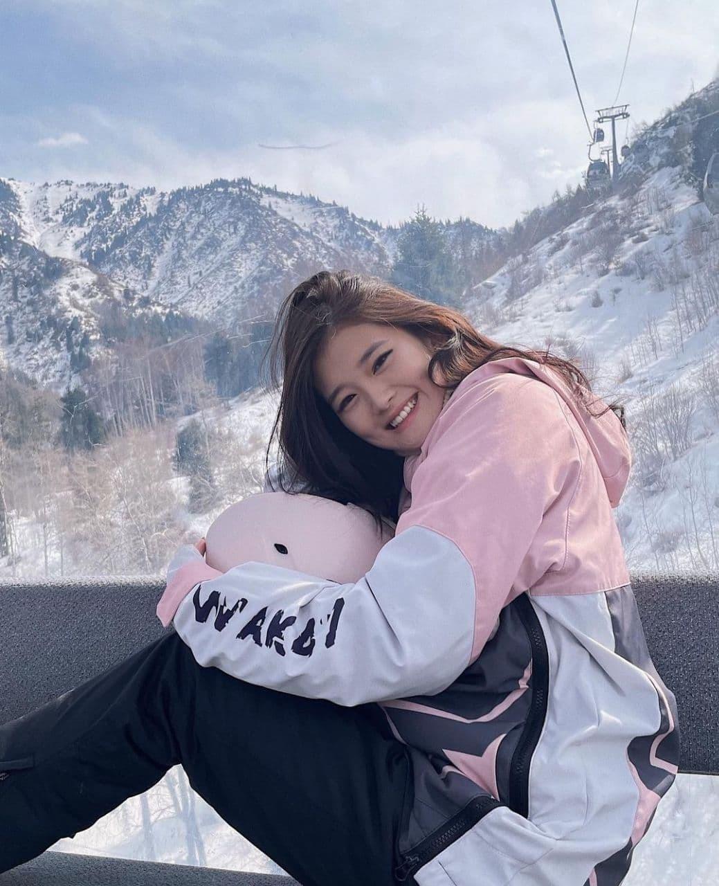 В 2015 году родня Кристины переехала в Южную Корею, а сама она осталась в Казахстане - нужно было окончить школу. В 2015 году родня Кристины переехала в Южную Корею, а сама она осталась в Казахстане - нужно было окончить школу.