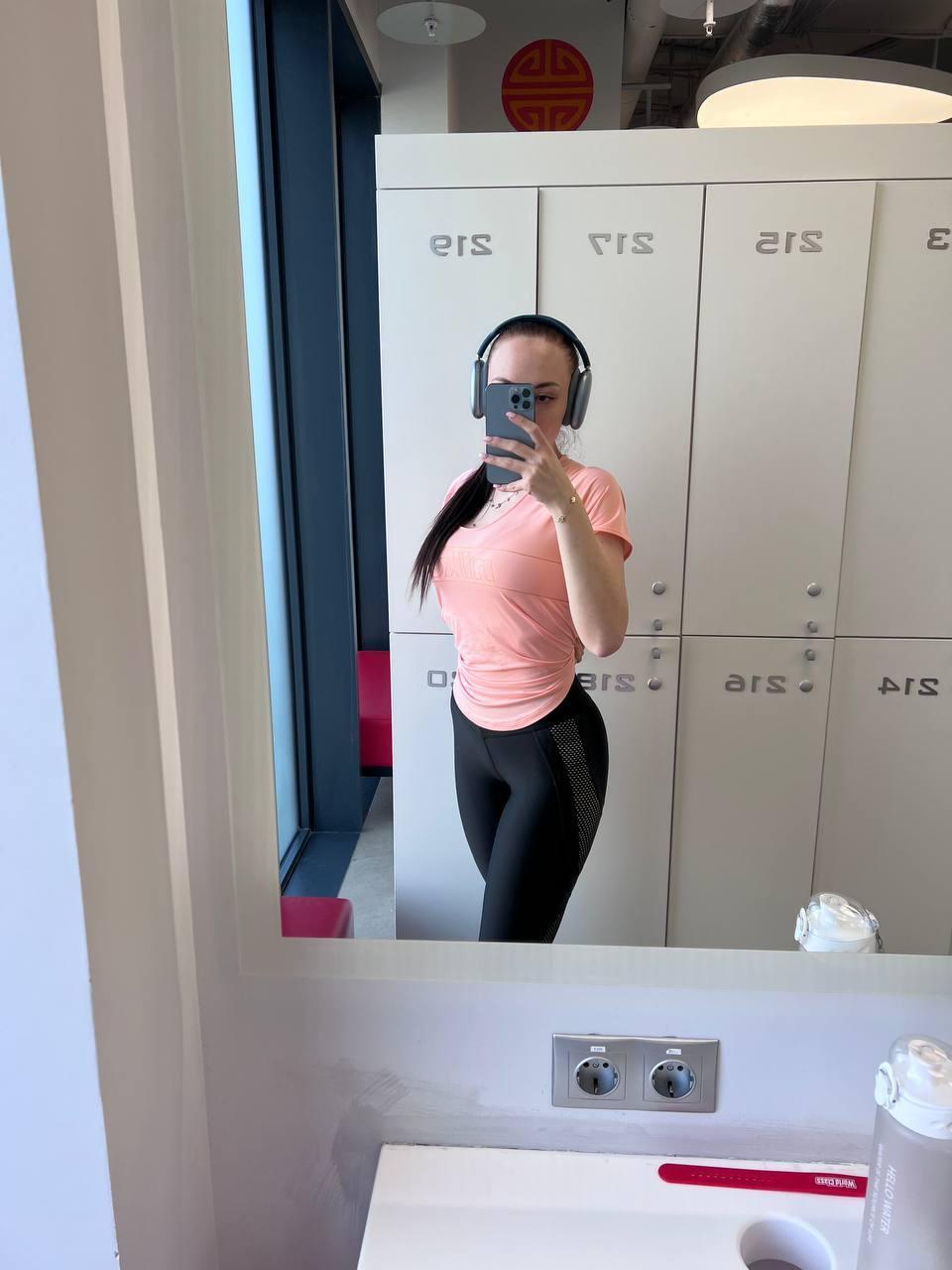 Ещё одно селфи из спортивной раздевалки в обтягивающем спортивном костюме.