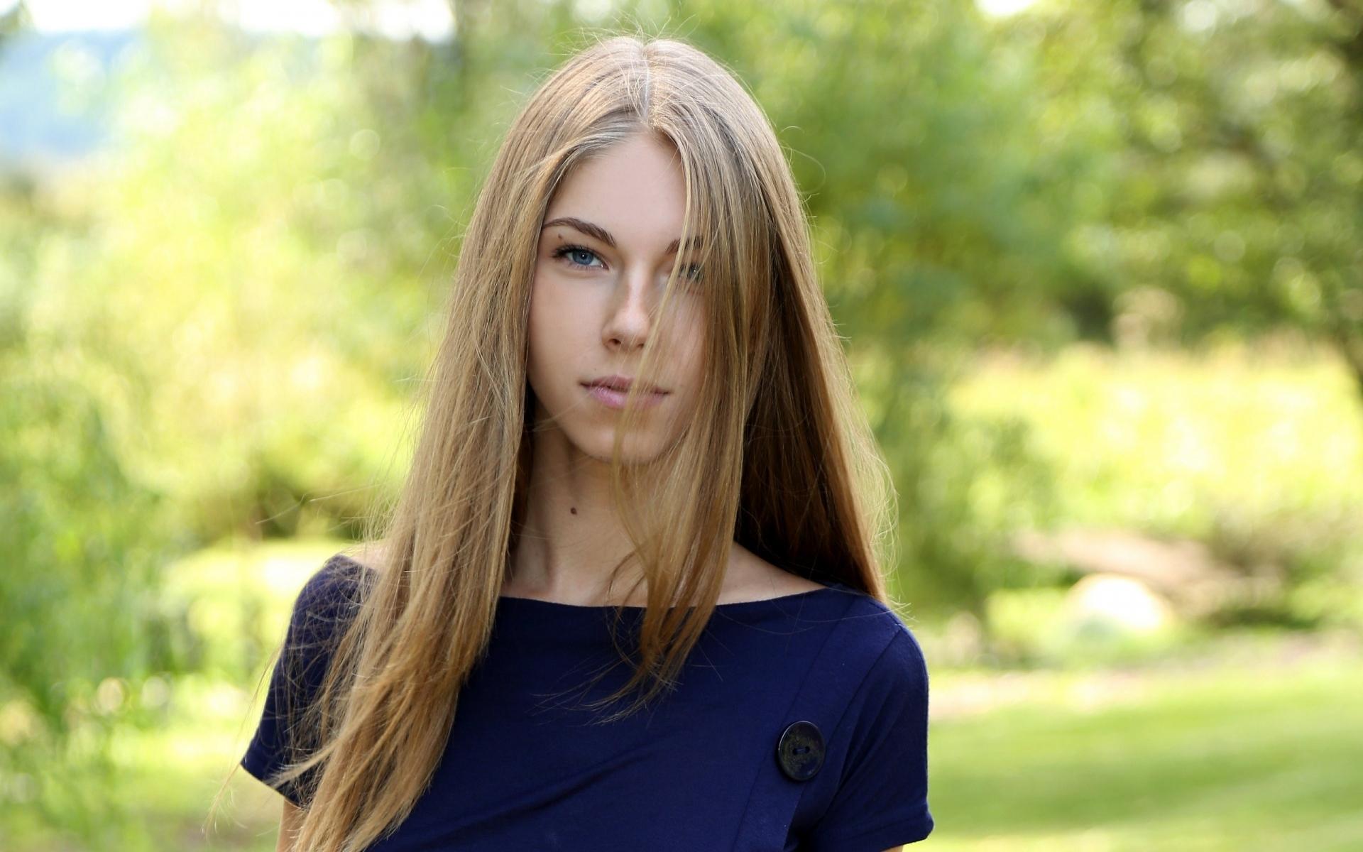 Картинки Девушка, волосы, красивая, трава фото и обои на рабочий стол.