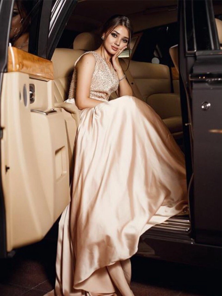 Кадр на котором Наргис в красивом вечернем платье сидит в дорогом авто. Кадр на котором Наргис в красивом вечернем платье сидит в дорогом авто.