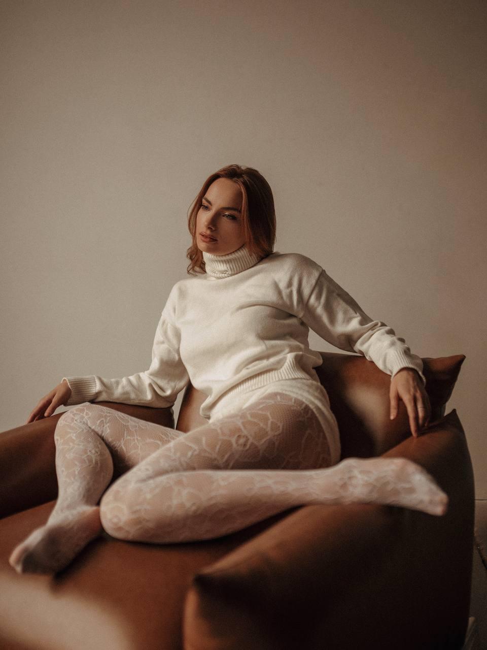 Откровенная фотография Марии Лисовой в белых ажурных чулках, слитая в сеть.