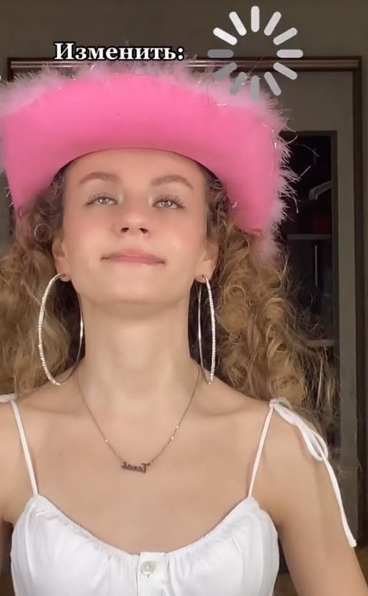 Фото Печориной в розовой шляпе.