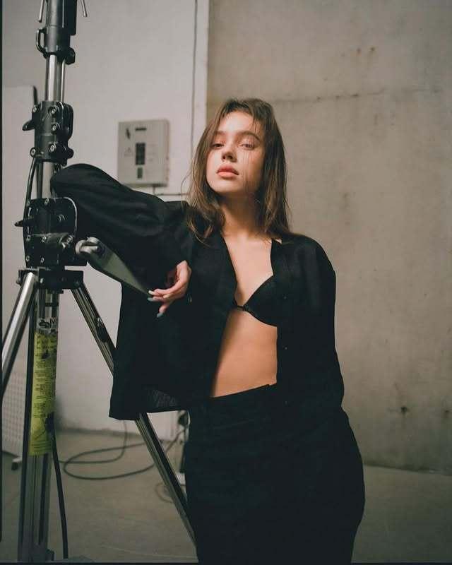 Горячее фото Настя Крук в чёрном лифчике под пиджаком.