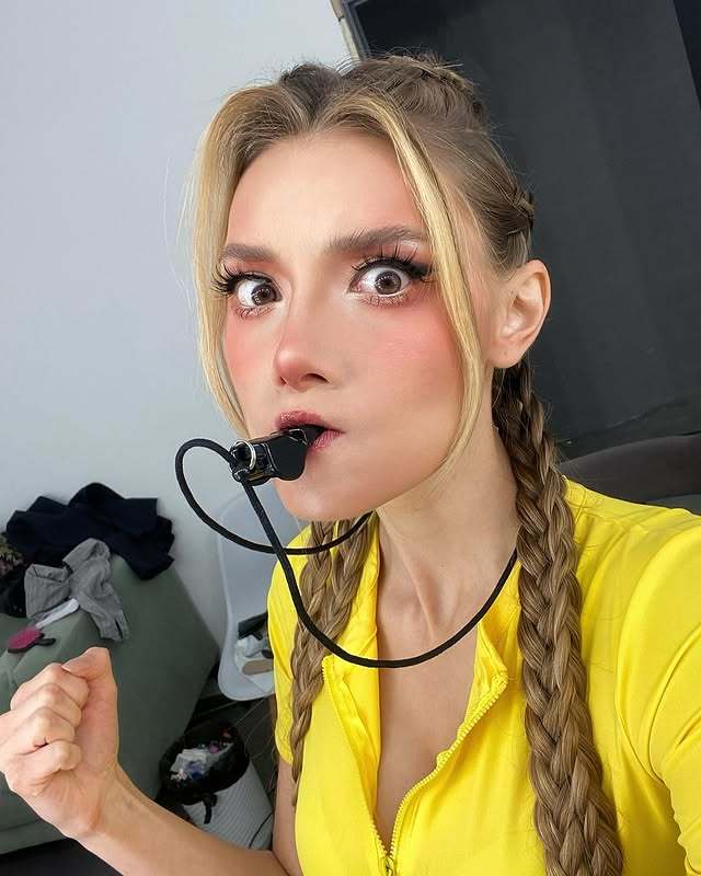 А тут она уже со свистком во рту))). А тут она уже со свистком во рту))).