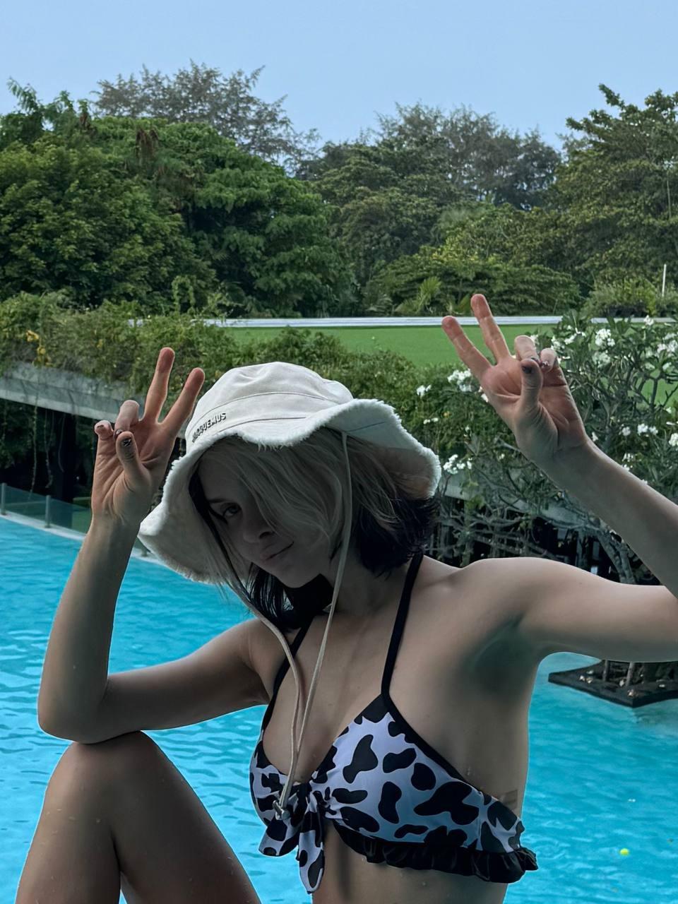 А тут она позирует на фоне бассейна в чёрно-белом купальнике коровьей расцветки. А тут она позирует на фоне бассейна в чёрно-белом купальнике коровьей расцветки.