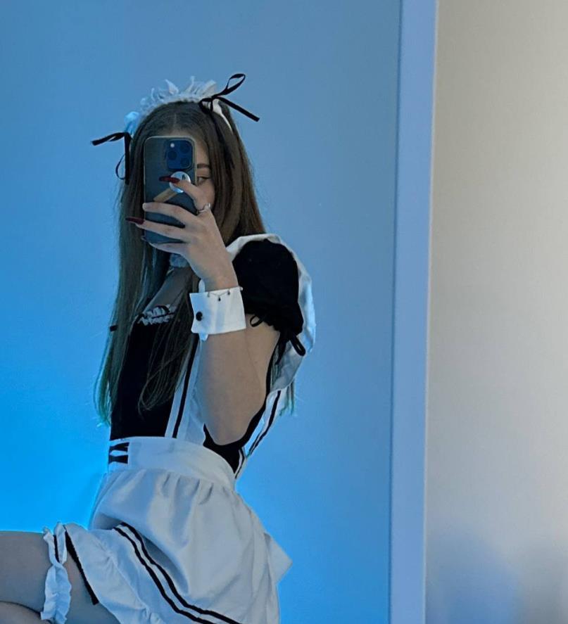 А тут Юля решила устроить косплей в униформе школьницы.