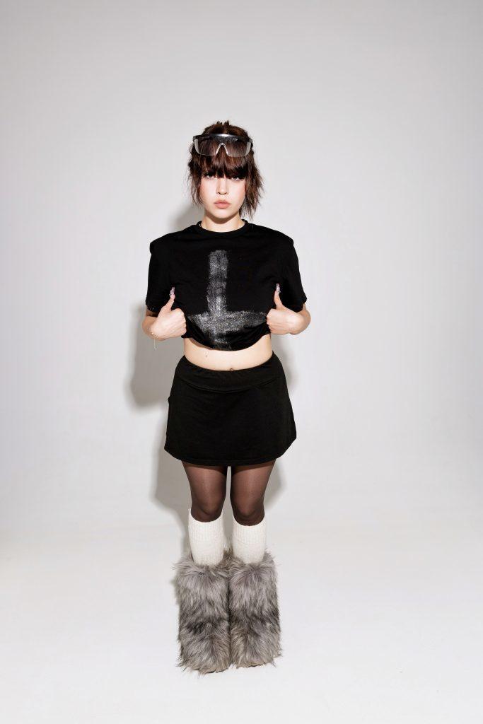 Стильное фото Baby Cute в мини юбке и чёрных чулках. Стильное фото Baby Cute в мини юбке и чёрных чулках.