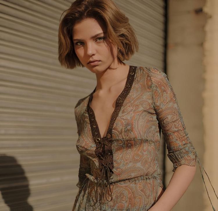 Ведь довольно часто можно увидеть как Ольга оголяет свои идеальные бедра или талию на потеху всем мужчинам.