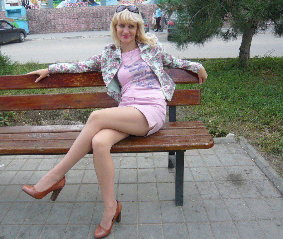 Скрещенные женские ноги 45 лет, Зрелые скрестив ноги. Скрещенные женские ноги 45 лет, Зрелые скрестив ноги.