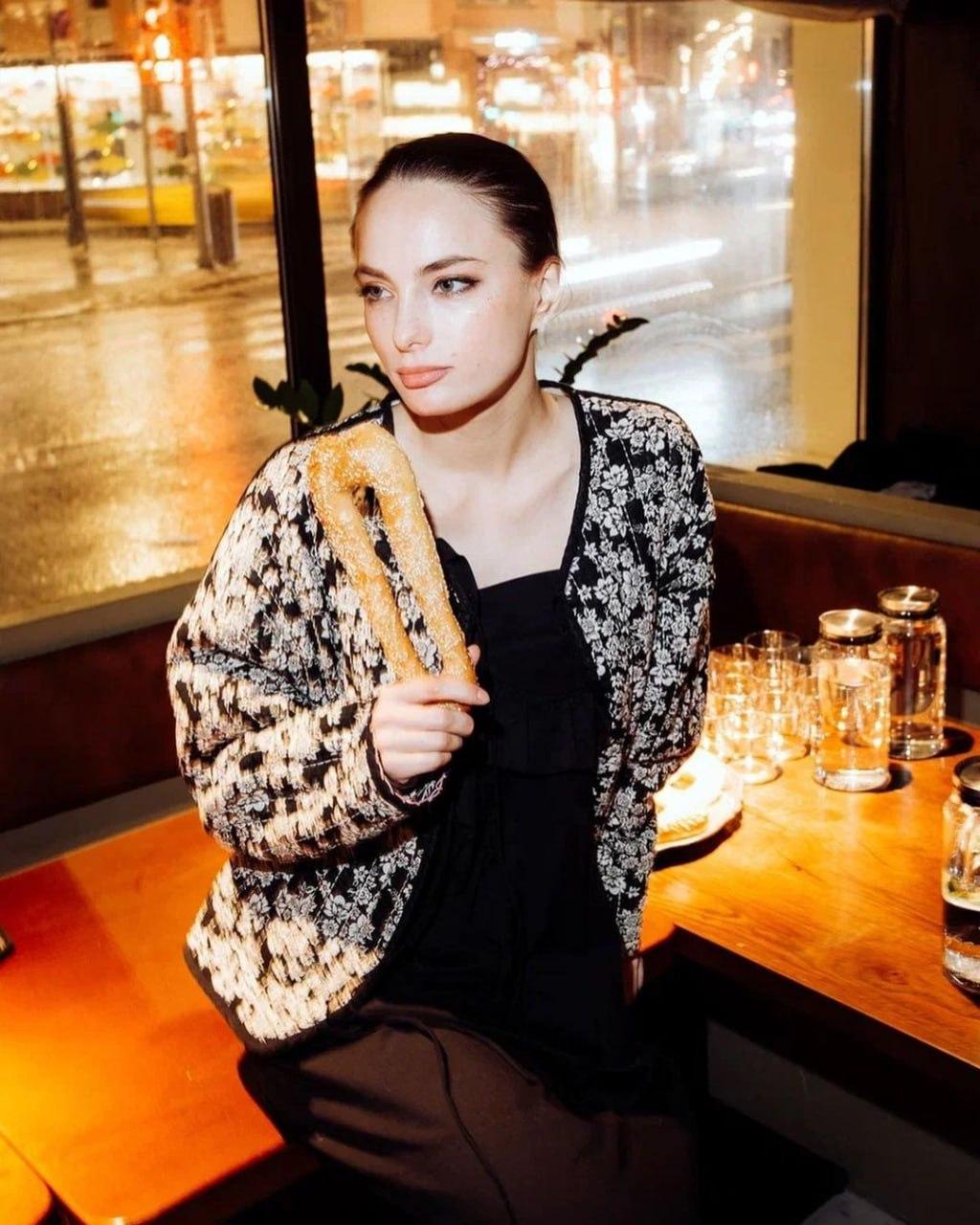 Смешная фотка с хлебом в руках.