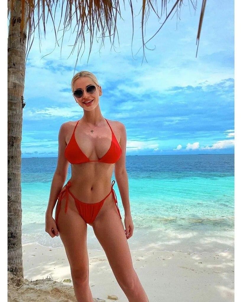 Спортивная фитоняшка Зубкова демонстрирует свою фигуру в красном купальнике. Спортивная фитоняшка Зубкова демонстрирует свою фигуру в красном купальнике.