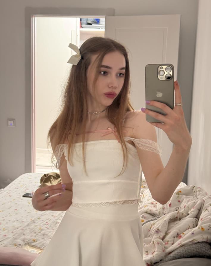 Сексуальная фотография bloomus в белом платье.