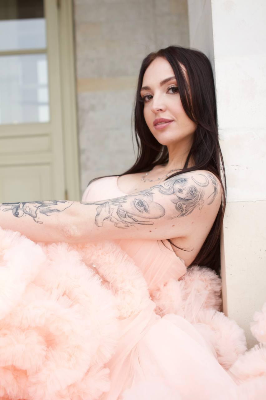 Сексуальная геймерша Sindi показала фантам татуировки на своём плече.