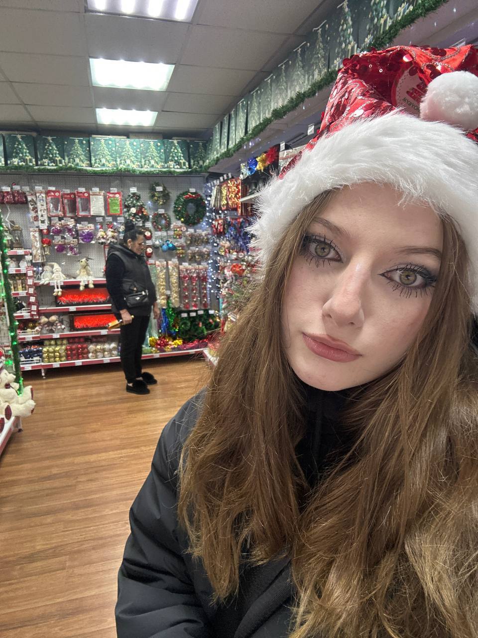 Весёлое фото, грустной Регины ВТФ в шапке деда мороза.