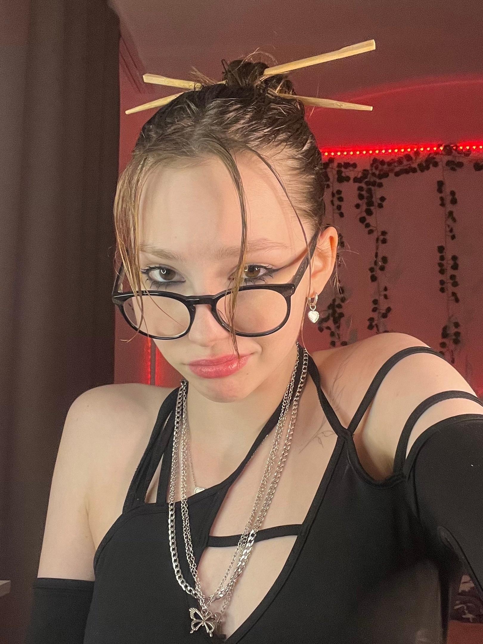 Соблазнительная pupka anupka крупным планом и в очках.