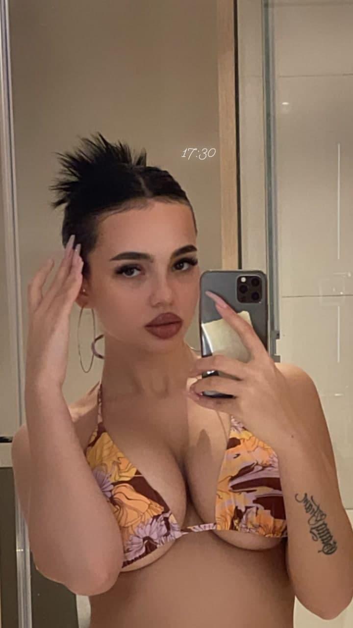 Более 60 горячих фото&nbsp;Вали&nbsp;Карнавал&nbsp;в купальнике. Тиктокерша часто отдыхвает на лазурных берегах и радует снимками в открытых купальниках.