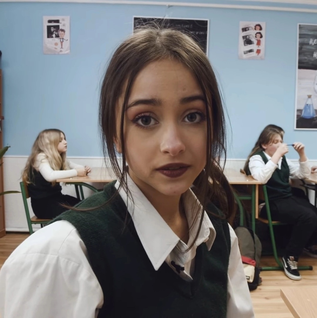 Она продолжает посещать студию «Эрмита», занятия вокалом и танцами. Она продолжает посещать студию «Эрмита», занятия вокалом и танцами.