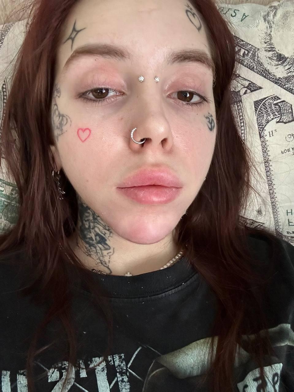 Просто очередное банальное селфи татуировок на лице. Просто очередное банальное селфи татуировок на лице.