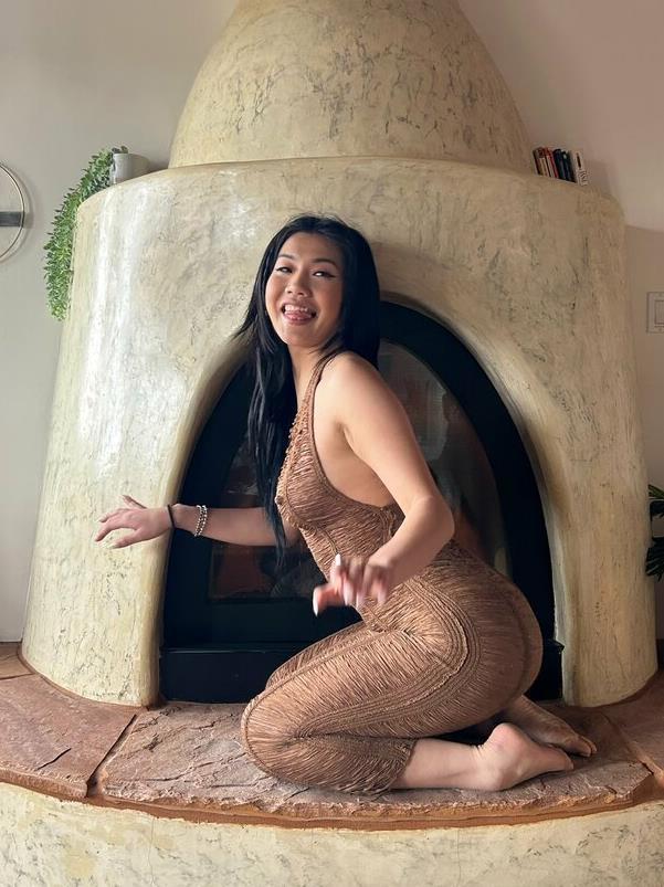 Смешная фотка с Синди в сплошном костюме у какого то камина. Смешная фотка с Синди в сплошном костюме у какого то камина.