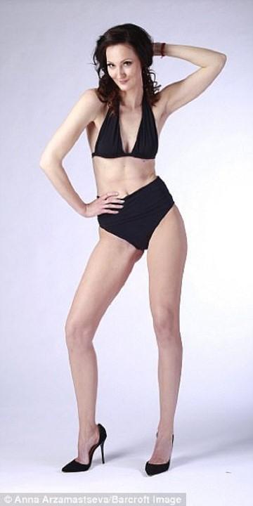 Ещё один снимок с Катей в чёрном купальном костюме. Ещё один снимок с Катей в чёрном купальном костюме.