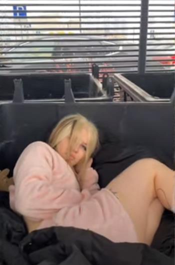 В халате на улице в мусорном ведре. В халате на улице в мусорном ведре.