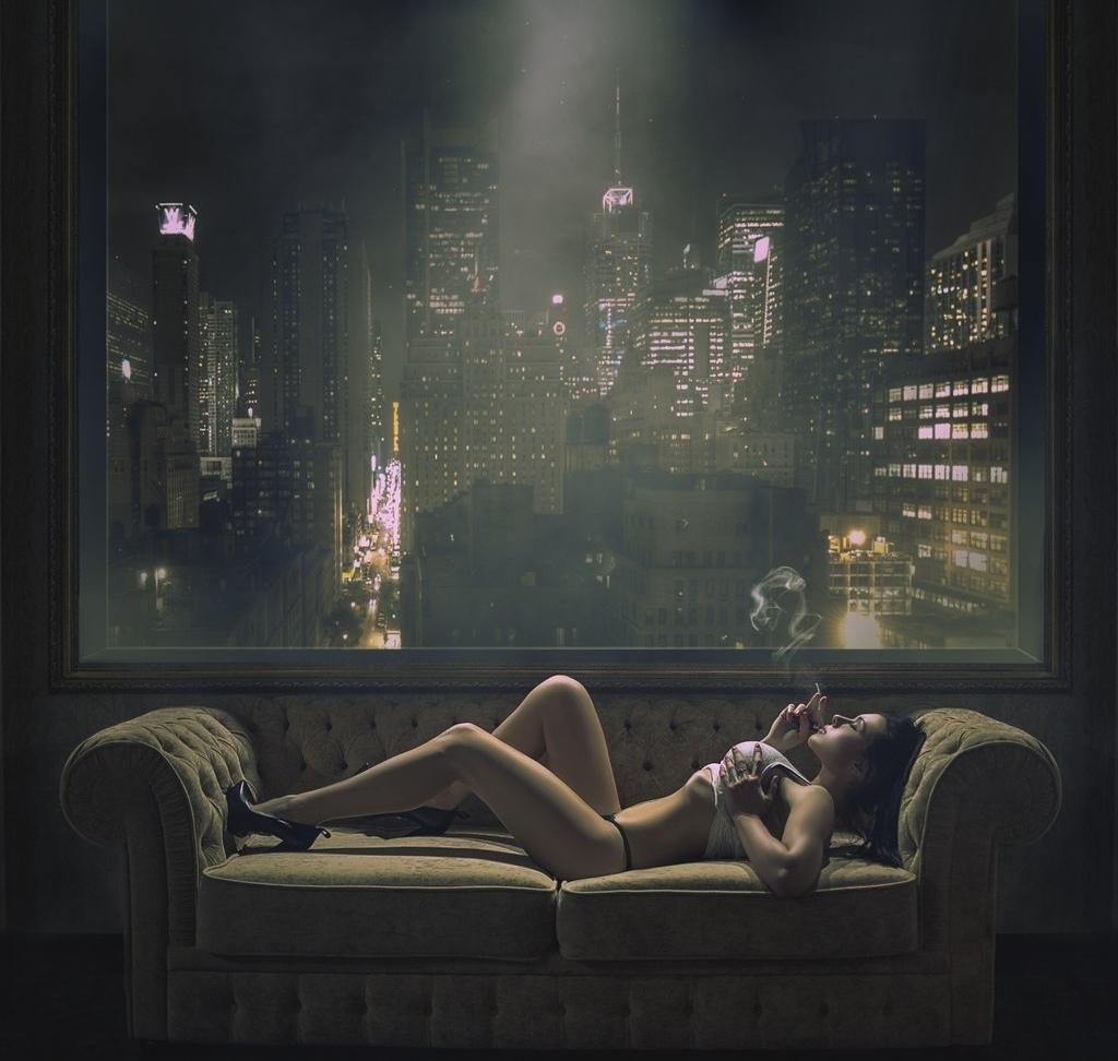 Алёна Верди на фотосессии лежит на диване в чёрных труселях. Алёна Верди на фотосессии лежит на диване в чёрных труселях.