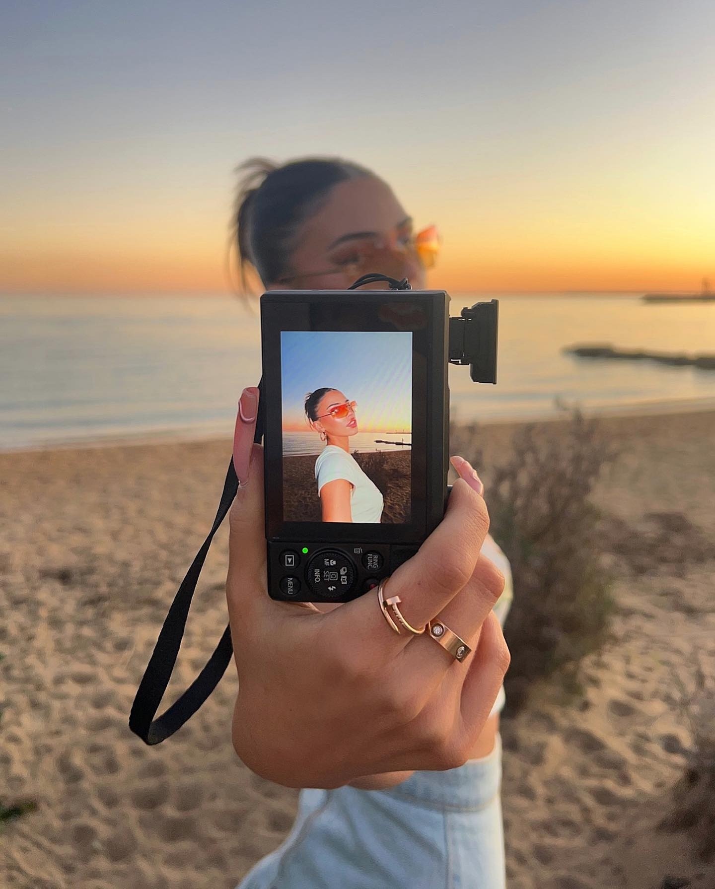 Прикольное селфи на пляже перед закатом. Прикольное селфи на пляже перед закатом.