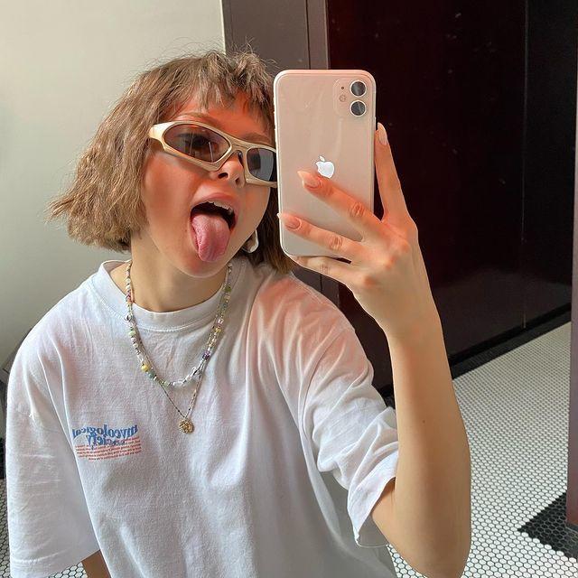 Смешные селфи от актрисы Галич с высунутым языком. Смешные селфи от актрисы Галич с высунутым языком.