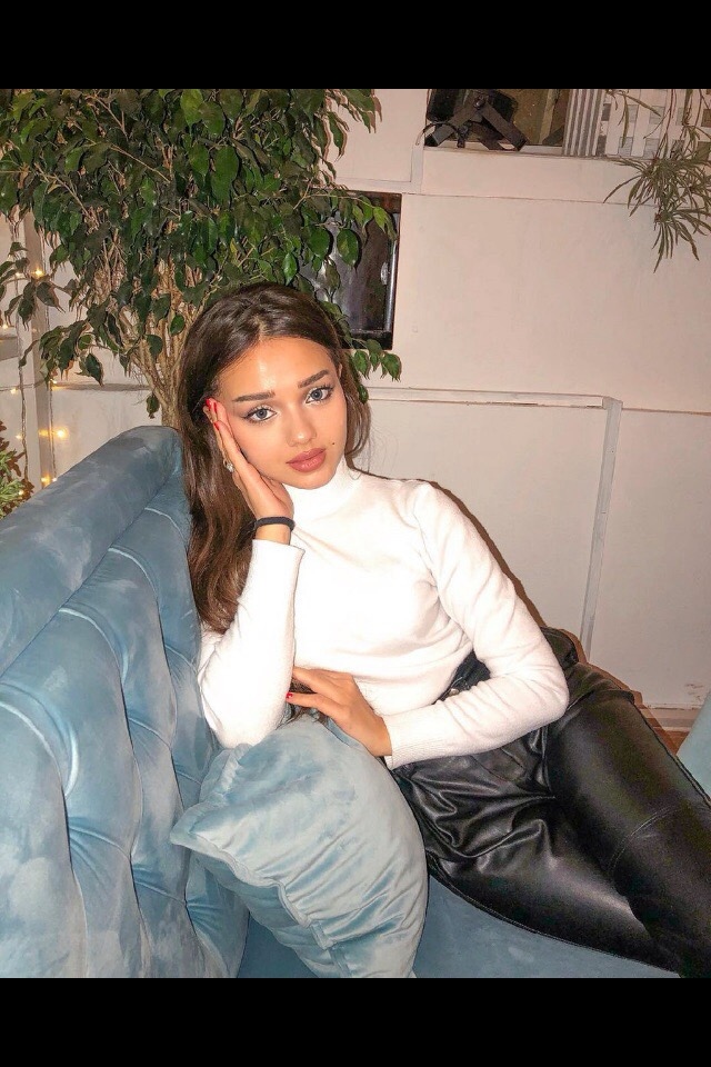 Обычный снимок Фиами в кожаных штанах. Обычный снимок Фиами в кожаных штанах.