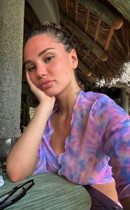 Смешное селфи загорелой Яны в одной из тропических стран.