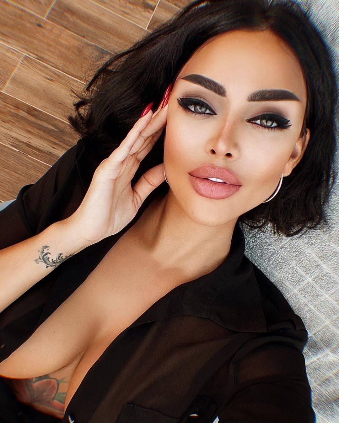 За просмотр эксклюзивного контента обнаженной Рины Кузьминой в Onlyfans каждому желающему нужно заплатить около 150$ за годовую подписку.