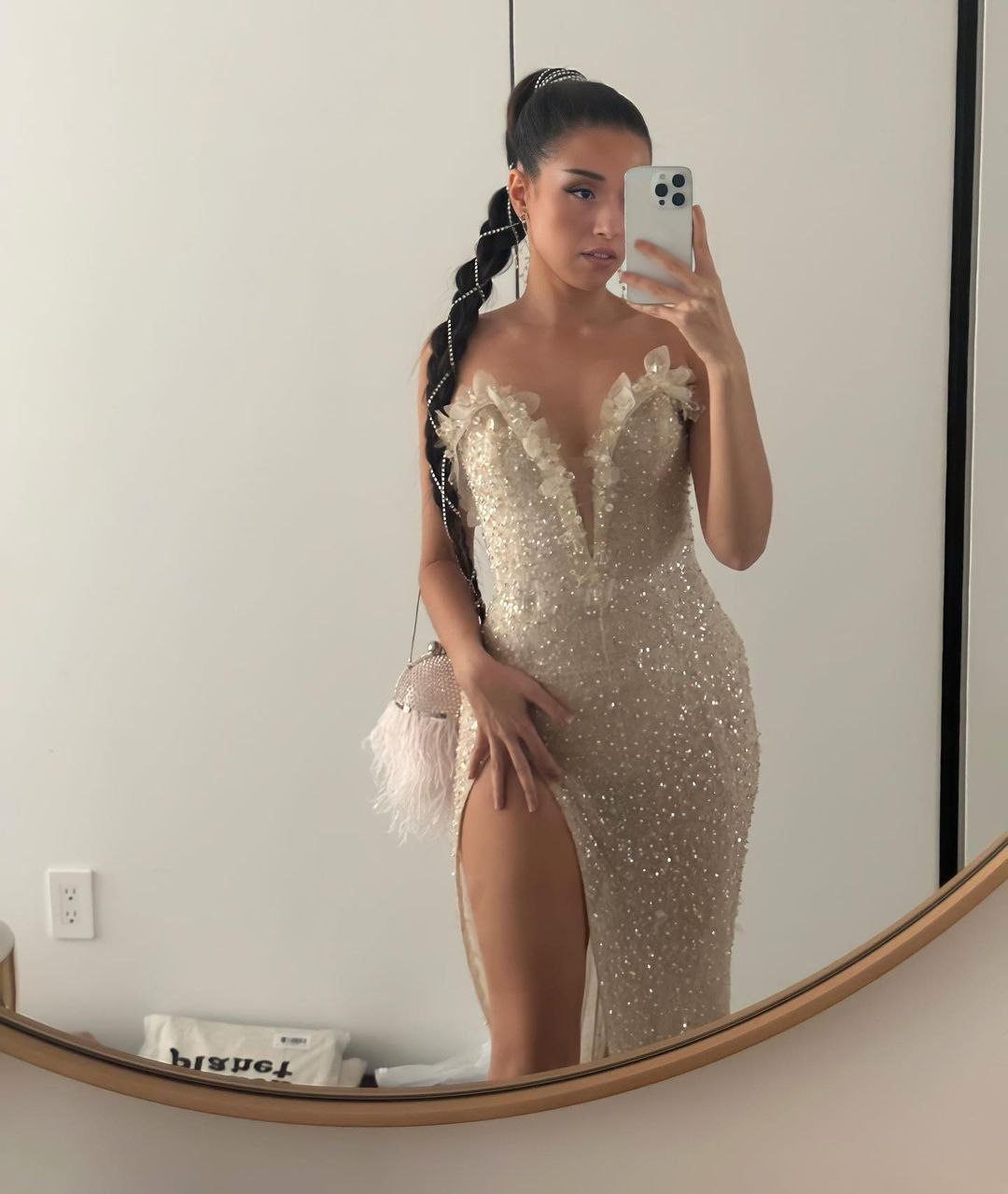 Сексуальная стример из Канады Иман Анис в откровенном и обтягивающем платье. Сексуальная стример из Канады Иман Анис в откровенном и обтягивающем платье.