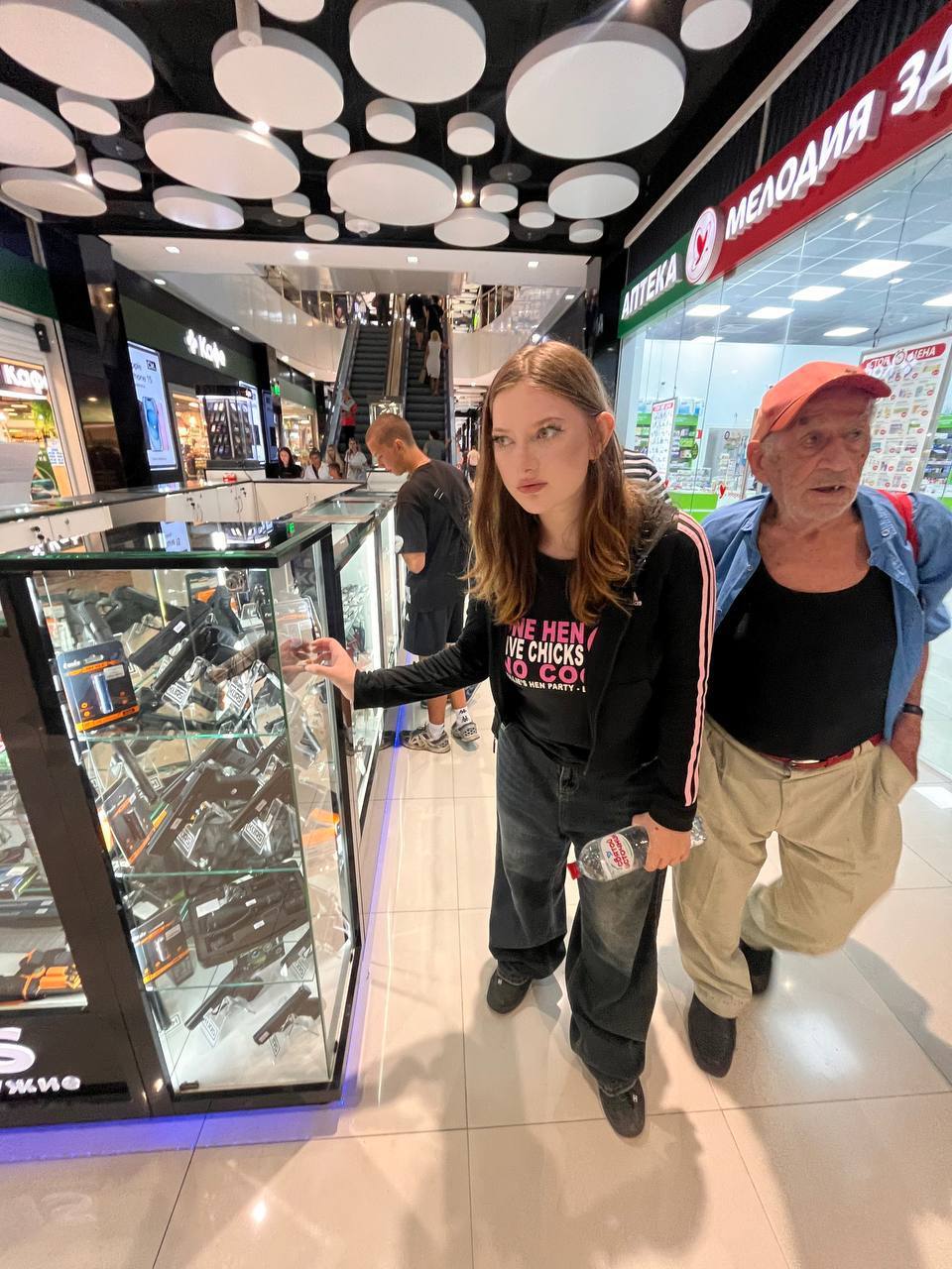 Смешное фото Регина ВТФ в магазе с мужиком бомжеватого вида.